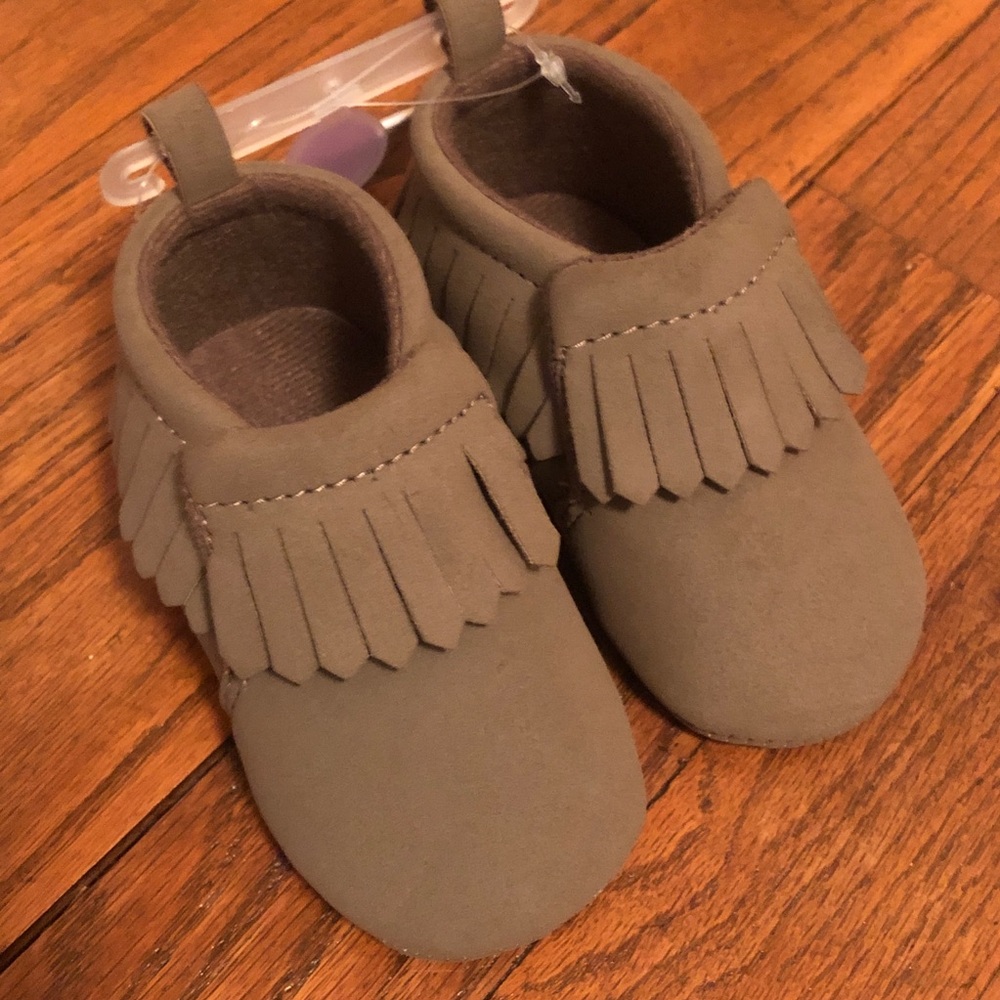 Baby girl 6-9 month moccasin crib shoes